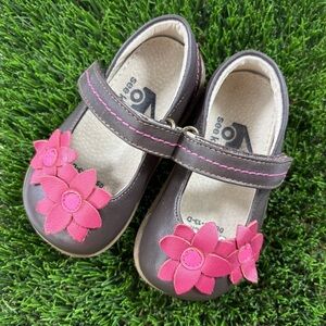 See Kai Run Brown Leather with Pink Flowers Hook & Loop Mary Jane Shoes | Size 5